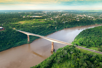 空中视图的tancredo内维斯桥更好的已知的<strong>联谊会</strong>桥连接巴西和阿根廷通过的边境在的Iguassu河与的阿根廷城市波多黎各伊瓜苏的回来