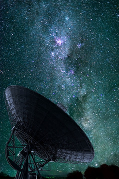 呈现广播望远镜听力的宇宙