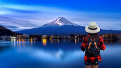 女人旅行者与背包看富士山日本