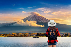 女人旅行者与背包看富士山日落日本