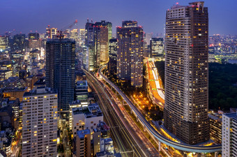 东京城市景观和交通晚上