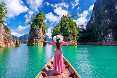美丽的女孩站的船和看山ratchaprapha大坝考县势利小人国家公园这封信他尼府省泰国