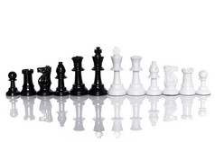 黑色的和白色国际象棋白色背景领袖和团队合作概念为成功