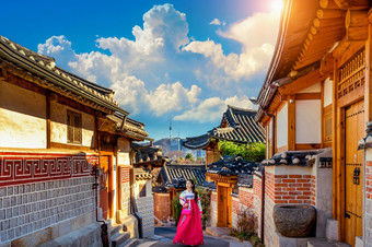 美丽的女孩穿朝鲜文传统的韩服北村韩屋村传统的朝鲜文风格体系结构<strong>首尔韩国</strong>