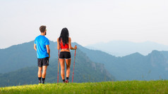 年轻的夫妇山徒步旅行看的视图
