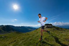 运动员男人。练习山运行的太阳高高度