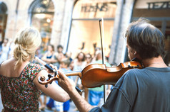 费拉拉意大利8月表演者街艺术家小提琴家在的灌木节日费拉拉