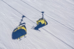 阴影椅子电梯的雪的滑雪度假胜地