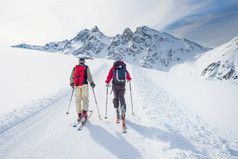 集团登山者动员的峰会的冬天