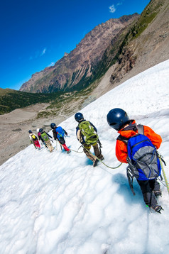 登山学校为孩子们