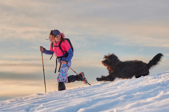 女孩在雪走与她的大爱狗