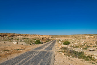 路穿越的内盖夫沙漠以色列