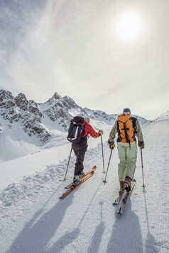 夫妇退休运动朋友参与滑雪登山