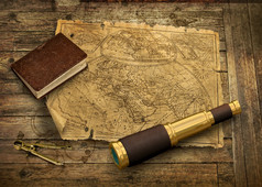 老航海地图与望远镜和日志导航概念木背景野生西风格