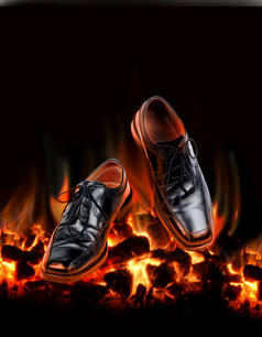 业务鞋子跳舞在燃烧热煤炭火