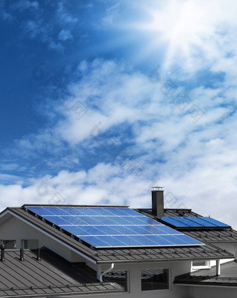 太阳能面板系统房子屋顶阳光明媚的蓝色的天空背景太阳能面板房子屋顶