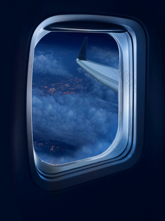 晚上飞行视图从飞机飞机窗口高以上照亮城市晚上飞行旅行
