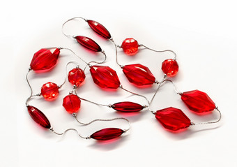 红宝石红色的玻璃钻石项链银链白色背景红色的钻石时尚项链