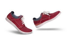 时尚的休闲红色的仿麂皮鞋子走向前孤立的白色背景生活方式概念