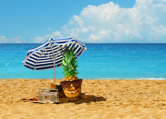 快乐菠萝字符有夏天假期下蓝白色伞热桑迪海滩绿松石蓝色的海洋海滩齿轮