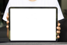 特写镜头女人手举行与数字平板电脑白色屏幕沙发的生活房间概念技术连接沟通