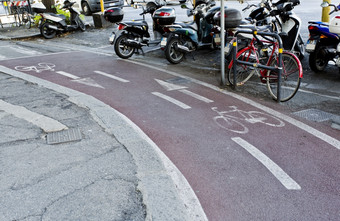 两个道路好吧指定的粉红色的自行车车道为增加<strong>交通安全</strong>