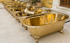 集空青铜浴缸与雕像穿着男人。内部一个浴缸装修的内心的天井建筑格拉斯里维埃拉法国