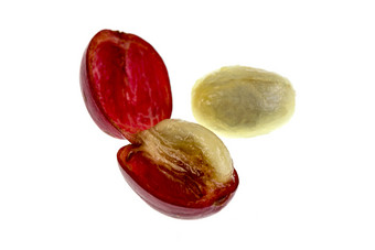 视图新鲜的咖啡樱桃水果解剖学与的外部分组成的皮肤和纸浆红色的的图像和的内心的部分种子与两个相邻半覆盖的粘液