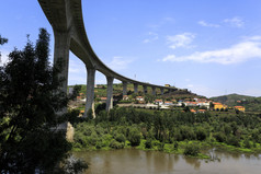 视图的预应力混凝土梁桥命名后的作家米格尔torga在的杜罗河葡萄牙