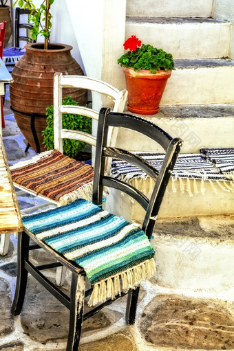 传统的希腊典型的街酒馆酒吧希腊纳克索斯岛岛苏铁属植物可爱的酒馆希腊纳克索斯岛岛