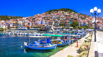 未知的传统的希腊美丽的莱斯沃斯岛莱斯博斯岛岛plomarion村与钓鱼船莱斯沃斯岛岛普洛马里沿海小镇希腊