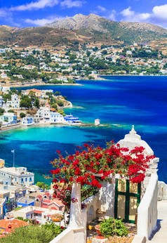 灿烂的leros岛风景如画的香蕉湾和村希腊
