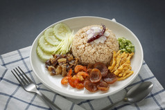 考县笑淌泰国食物虾粘贴大米与葱烤胡椒黄瓜芒果焦糖猪肉干虾香肠煎蛋卷和亚德隆豆子