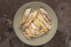 减少煮熟的鸡简单的陶瓷板生锈的纹理背景前视图平躺