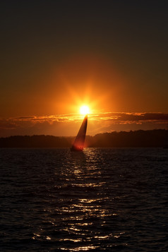 帆船的日落的海洋