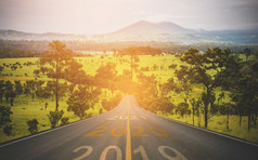 特写镜头的数量象征代表的新一年的路标题的山的森林新一年rsquo和业务目标概念