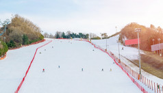 的滑雪是滑雪下来的山