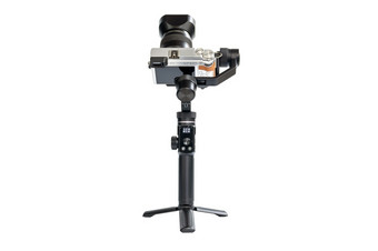 数码<strong>单反</strong>相机相机安装设在电动机稳定剂为光滑的视频记录孤立的白色背景