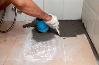 建设工人是刷牙<strong>防水</strong>水泥瓷砖地板的浴室