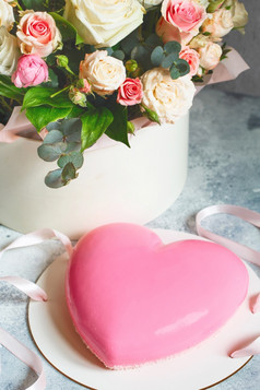 礼物集粉红色的心形的摩丝蛋糕和大花束美丽的花的灰色难看的东西背景情人节rsquo一天母亲一天卡