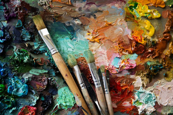 艺术家刷和石油油漆木调色板宏艺术家rsquo调色板纹理混合石油油漆不同的颜色和饱和调色板与画笔和调色刀