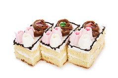 饼干白色蛋糕装饰与奶油花孤立的白色背景
