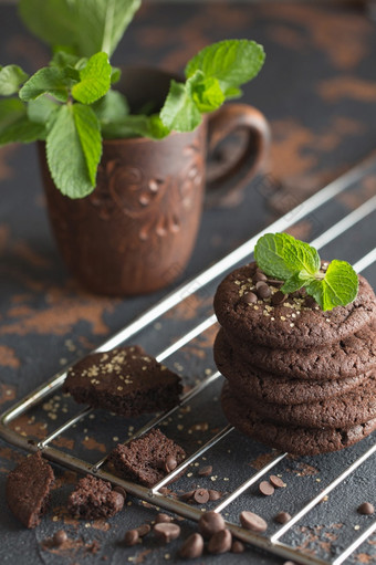 巧克力饼干的烘焙架黑暗和喜怒无常的神秘的光食物摄影