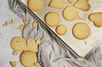 饼干与丹麦风格黄油饼干和蜂蜜味堆栈脆脆的美味的甜蜜的餐和有用的饼干平躺饼干的烘焙托盘