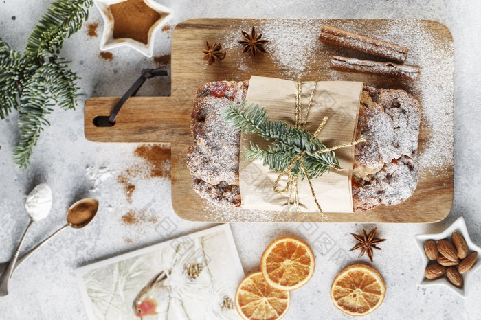 位于巴特水果面包坚果香料干蜜饯水果涂层与粉糖传统的德国面包吃在的圣诞节季节新一年准备假期烘焙平躺
