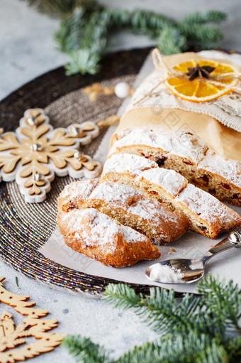 假期烘焙圣诞节蛋糕位于巴特水果面包坚果香料干蜜饯水果涂层与粉糖传统的德国面包吃的圣诞节季节新一年准备