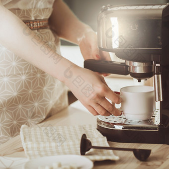 女人使新鲜的表示咖啡制造商咖啡机使咖啡咖啡师咖啡制造商机磨床portafilter概念