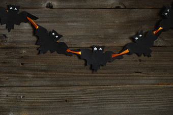 黑色的纸蝙蝠万圣节设计老木背景与复制空间万圣节背景与加兰蝙蝠使黑色的纸板明亮的橙色丝带万圣节Diy