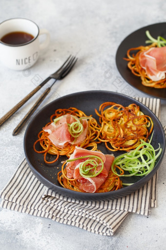 哈希棕色（的）土豆与火腿和芹菜土豆煎饼美味的蔬菜浪费土豆馅饼哈希布朗脆皮散列晒黑土豆