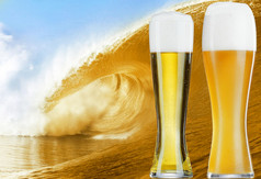 两个眼镜黄金啤酒在的大啤酒波大啤酒波